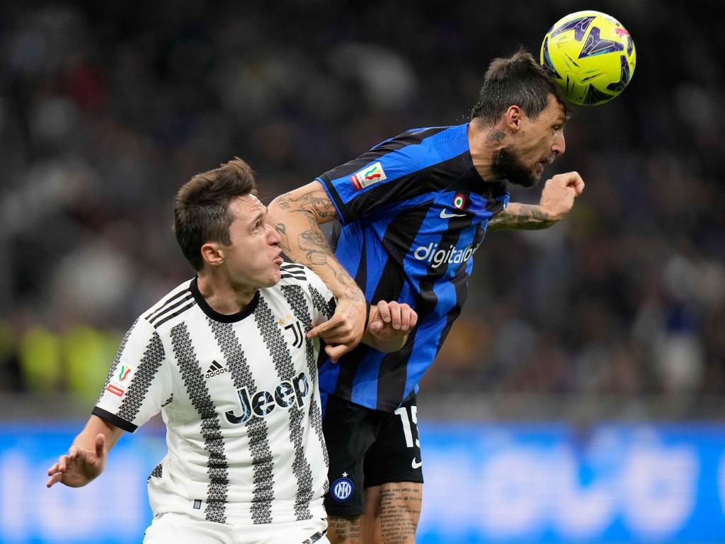 Francesco Acerbi (r.) bleibt bei Inter Mailand Francesco Acerbi (r.) bleibt bei Inter Mailand