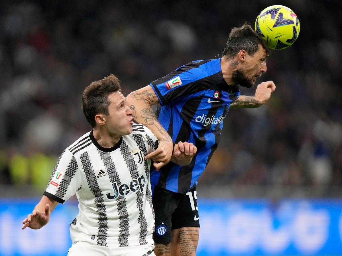 Francesco Acerbi (r.) bleibt bei Inter Mailand