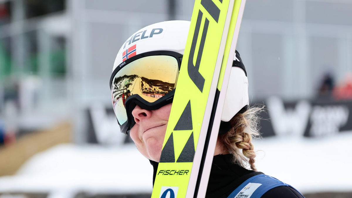 Maren Lundby greift im Skispringen an