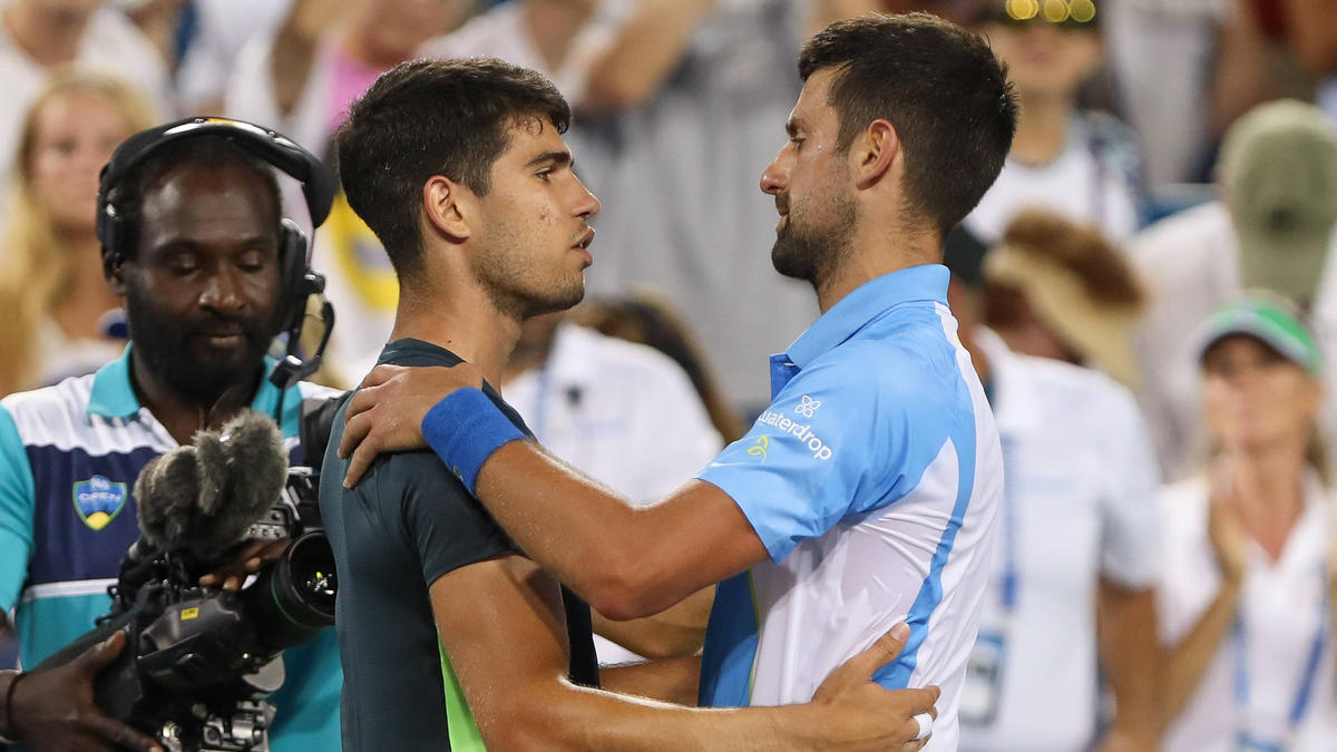 Die Tennis-Stars Carlos Alcaraz (l.) und Novak Djokovic (r.) schätzen sich