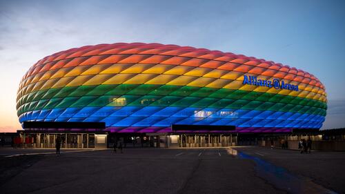 In diesem Jahr leuchtet die Arena während der EM in Regenbogenfarben