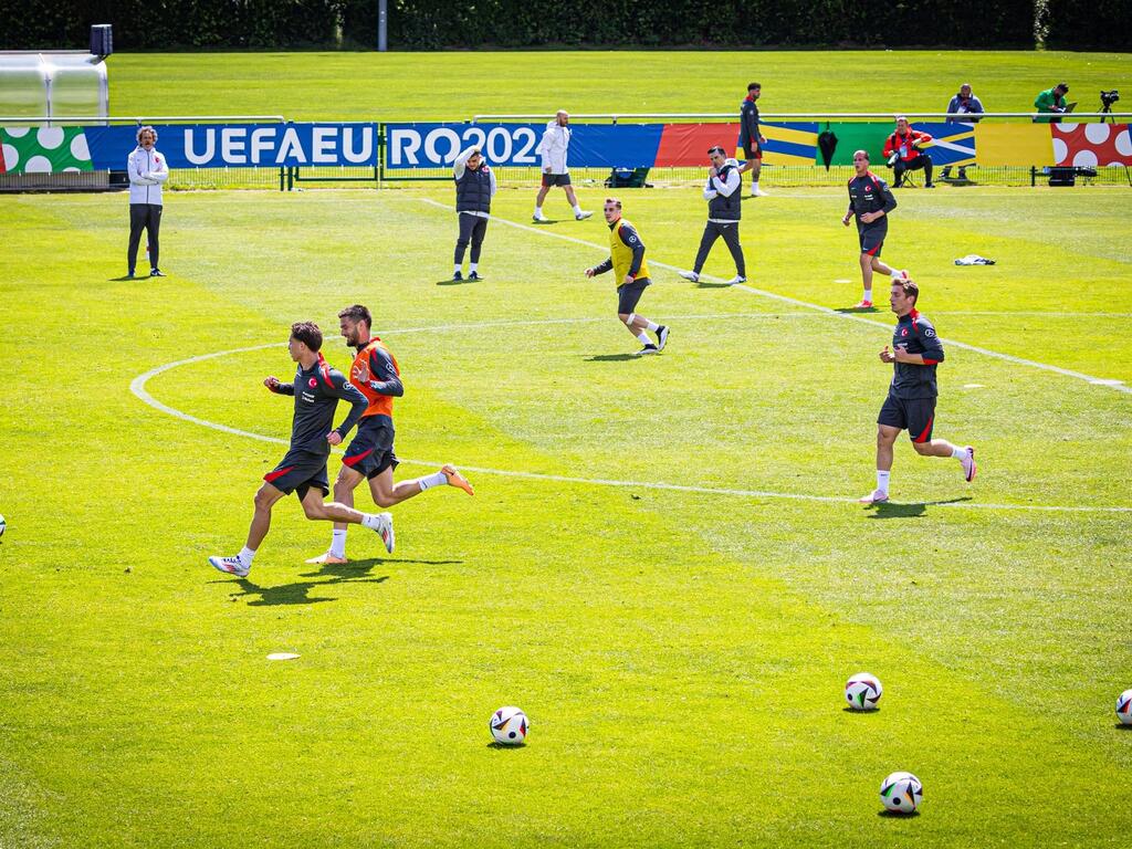 Die türkische Mannschaft beim öffentlichen Training Die türkische Mannschaft beim öffentlichen Training