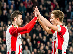 Gastón Pereiro (l.) en Luuk de Jong (r.) vieren de 1-0 tijdens het competitieduel PSV - PEC Zwolle. (19-12-2015)