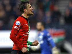 Vanaf de strafschopstip zet Christian Santos NEC Nijmegen op een 1-0 voorsprong tegen Willem II. (17-01-2016)