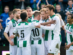 Rasmus Lindgren heeft de 1-1 gemaakt voor FC Groningen. De spelers van de thuisploeg vieren dat met zijn allen. (10-04-2016)