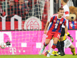 Mario Götze hat den Ball zum 1:0 für Bayern gegen den SC Paderborn versenkt
