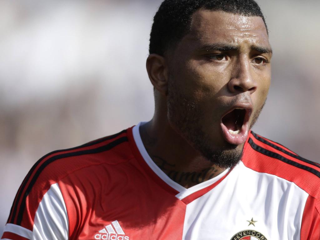 Feyenoorder Colin Kâzim-Richards spreekt zijn medespelers toe in het duel met Ajax (21-09-2014). Feyenoorder Colin Kâzim-Richards spreekt zijn medespelers toe in het duel met Ajax (21-09-2014).