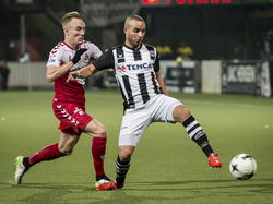 Iliass Bel Hassani (r.) houdt zich lichaam tussen de bal en Mark Diemers (l.) tijdens het competitieduel Heracles Almelo - FC Utrecht. (21-02-2015)