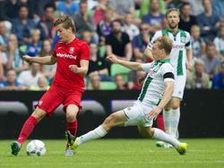 FC Twente-verdediger Hidde ter Avest kapt de inglijdende FC Groningen-middenvelder Simon Tibbling uit. (12-08-2015)