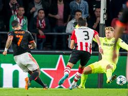 Het lukt Memhis Depay (l.) om oud-collega Jeroen Zoet (r.) te verschalken tijdens PSV - Manchester United. De goalie maakt zijn goal kleiner, maar laat daarbij zijn benen wijd staan. Héctor Moreno is te laat om in te grijpen. (15-09-2015)