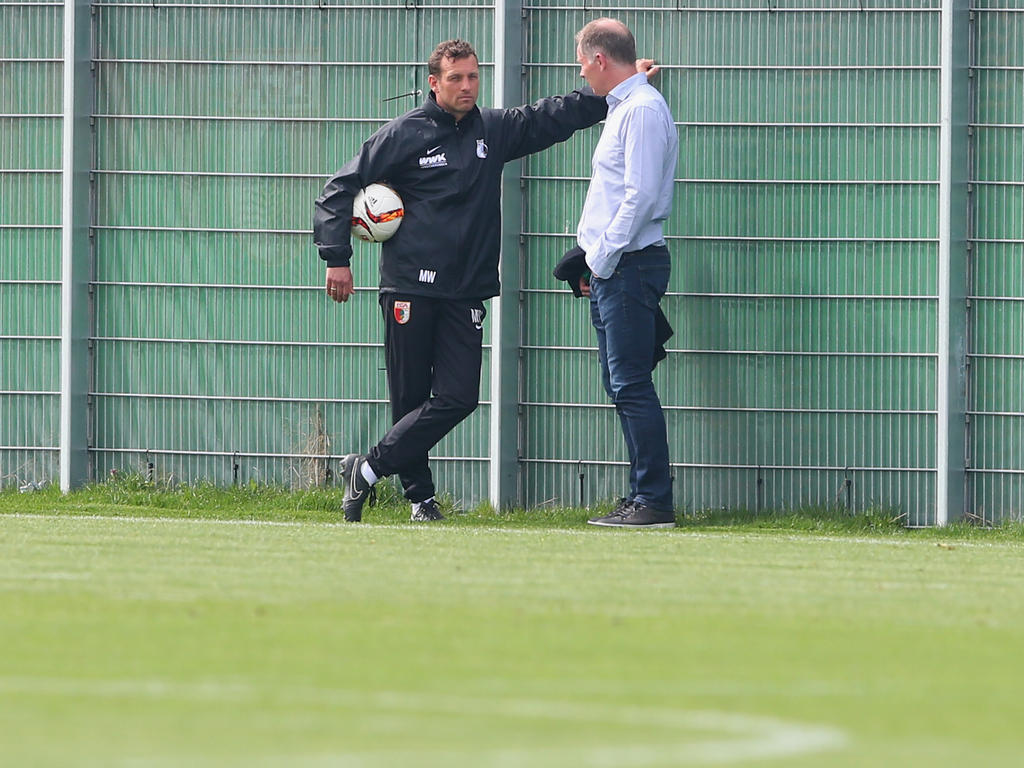 Augsburgs Manager Stefan Reuter (r.) kämpft um den Verbleib von Markus Weinzierl Augsburgs Manager Stefan Reuter (r.) kämpft um den Verbleib von Markus Weinzierl