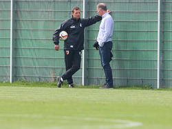Augsburgs Manager Stefan Reuter (r.) kämpft um den Verbleib von Markus Weinzierl