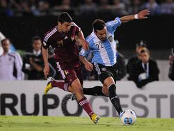 Alexander ante Lavezzi en un Venezuela-Argentina disputado en Buenos Aires. (Foto: Imago)