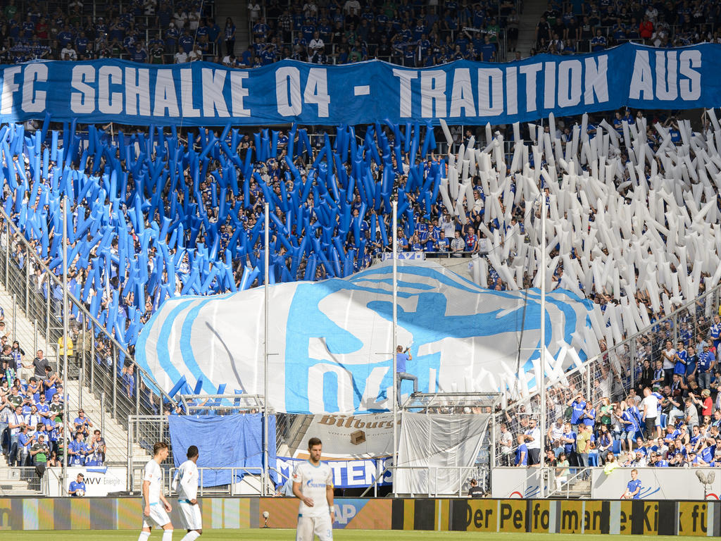 Schalker Fans müssen sich um ihren Verein finanziell keine Sorgen machen