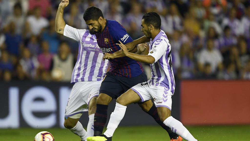 Luis Suárez se marcha de dos defensas del Real Valladolid. (Foto: Getty)