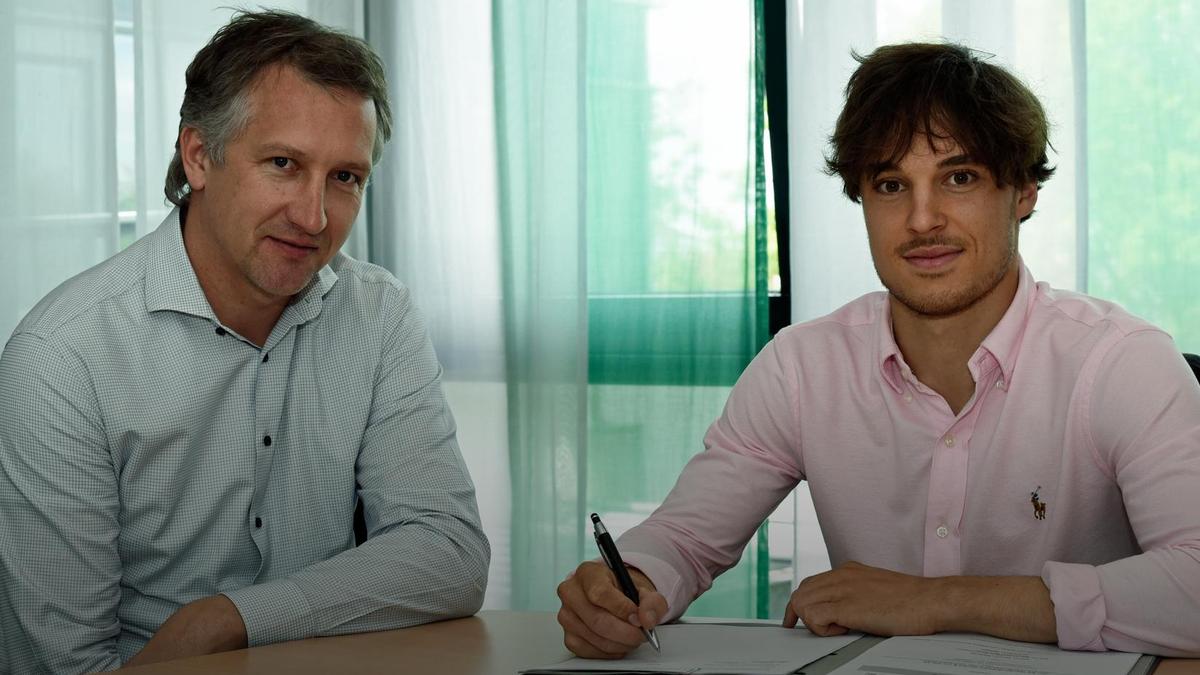 Simon Straudi (r.) unterschrieb einen Profivertrag Simon Straudi (r.) unterschrieb einen Profivertrag