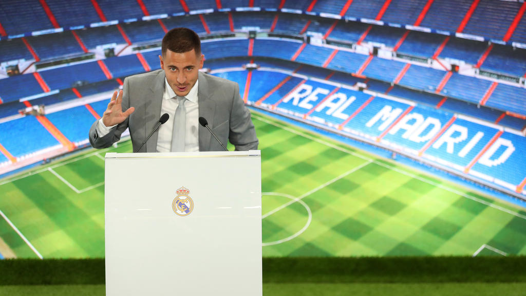Hazard se dirige al madridismo desde el palco del Bernabéu.