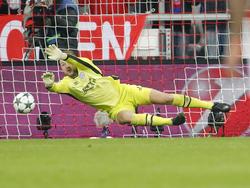 Jeroen Zoet moet snel naar de hoek om een inzet uit zijn doel te houden tijdens het Champions League-duel tussen Bayern München en PSV. (19-10-2016)