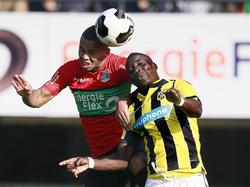 Gregor Breinburg (l.) wint het kopduel van Marvelous Nakamba (r.) tijdens de wedstrijd NEC - Vitesse. (23-10-2016)