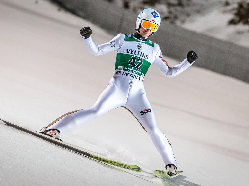Kamil Stoch und das polnische Team feiern einen historischen Erfolg Kamil Stoch und das polnische Team feiern einen historischen Erfolg