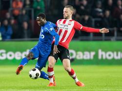 Janio Bikel (l.) gaat over het been van Bart Ramselaar tijdens PSV - NEC. (18-02-2017)