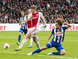 Matthijs de Ligt (l.) is sterker in duel met Wout Faes (r.) en zet Ajax op een 2-1 voorsprong tegen sc Heerenveen.