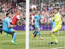 Dirk Kuyt (m.) kopt de 2-0 binnen! Justin Hoogma (l.) is te laat, terwijl Bram Castro (r.) alleen maar kan toekijken. (14-05-2017)