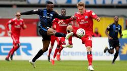 Bernard Tekpetey (l.) spielte zuletzt für den SC Paderborn in der 2. Bundesliga