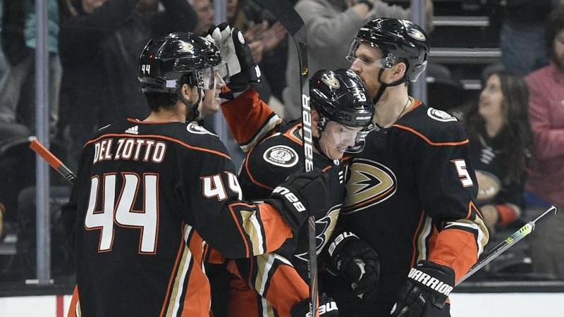 Korbinian Holzer (r.) feierte mit den Anaheim Ducks einen Derbysieg Korbinian Holzer (r.) feierte mit den Anaheim Ducks einen Derbysieg