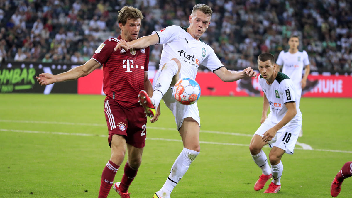 Matthias Ginter könnte schon bald gemeinsam mit Thomas Müller (l.) beim FC Bayern spielen
