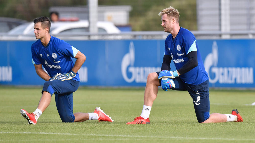 Michael Langer (l.) bleibt dem FC Schalke 04 ein weiteres Jahr erhalten Michael Langer (l.) bleibt dem FC Schalke 04 ein weiteres Jahr erhalten