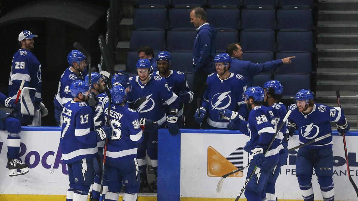 Zum Auftakt der Playoffs setzten sich die Lightning nach fünf Verlängerungen durch Zum Auftakt der Playoffs setzten sich die Lightning nach fünf Verlängerungen durch