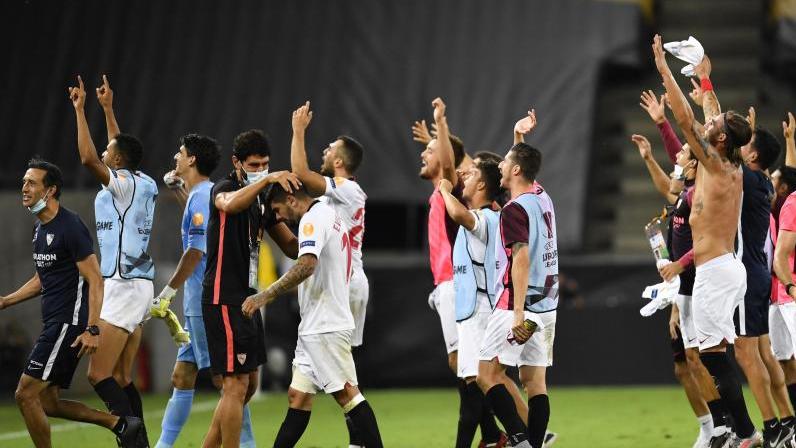 Die Spieler des FC Sevilla feiern den Einzug ins Finale der Europa League