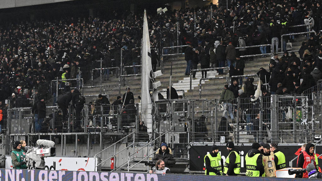Beim Spiel Frankfurt gegen Stuttgart kam es zwischen der Polizei und Frankfurt-Fans zu Ausschreitungen