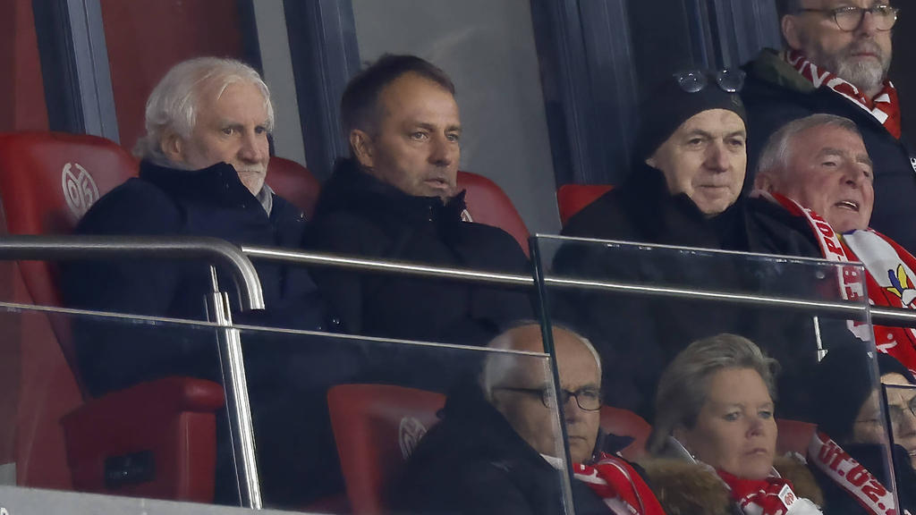 DFB-Präsident Bernd Neuendorf (re.) steht zu Bundestrainer Hansi Flick DFB-Präsident Bernd Neuendorf (re.) steht zu Bundestrainer Hansi Flick