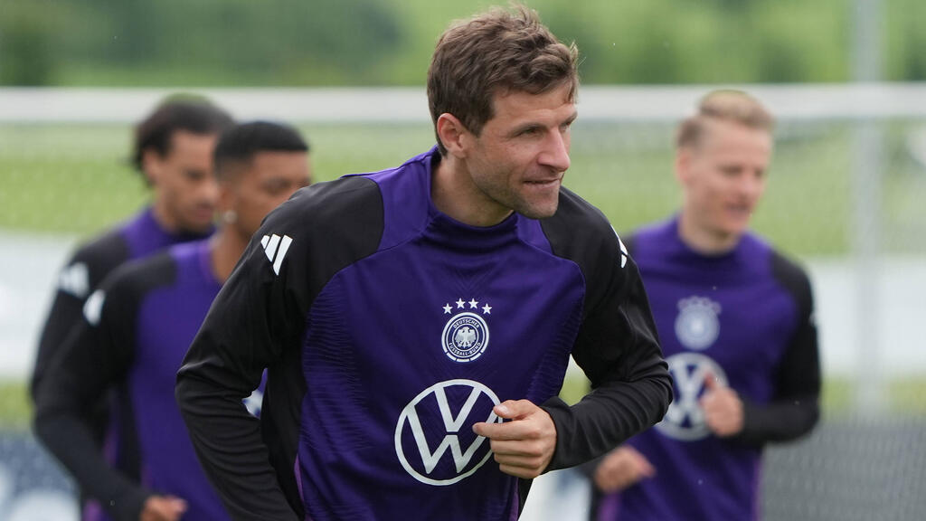 Thomas Müller grüßt Harry Kane Thomas Müller grüßt Harry Kane