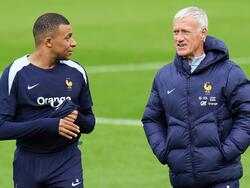 Frankreichs Cheftrainer Didier Deschamps (r.) spricht während einer Trainingseinheit mit Kylian Mbappe