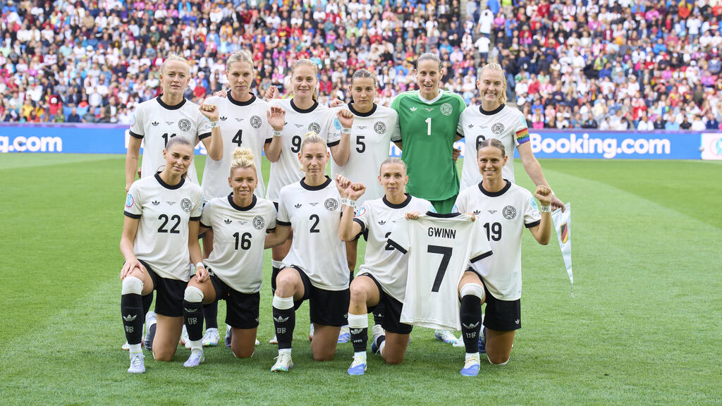 Die deutschen Fußballerinnen haben Giulia Gwinn mit besonderen Gesten Unterstützung geschickt Die deutschen Fußballerinnen haben Giulia Gwinn mit besonderen Gesten Unterstützung geschickt