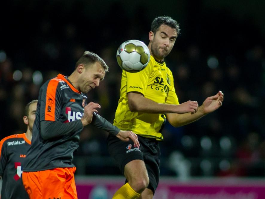 Ralf Seuntjens (r.) probeert voor de bal te springen, maar Henny Schilder timet goed en kopt het speeltuig weg tijdens VVV-Venlo - FC Volendam. (29-01-2016)