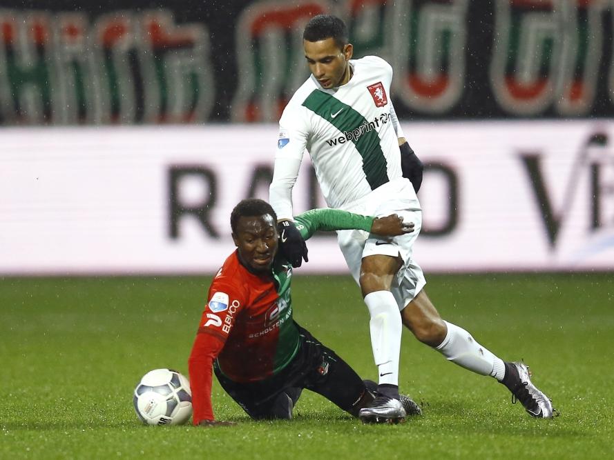 NEC-middenvelder Janio Bikel vecht een duel uit met FC Twente-aanvaller Zakaria el Azzouzi. (27-01-2016)
