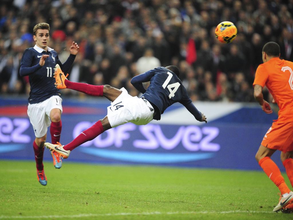 Blaise Matuidi (m.) scoorde een schitterend doelpunt tijdens Frankrijk - Nederland. Antoine Griezmann (l.) en Gregory van der Wiel (r.) kijken toe. (5-3-2014)