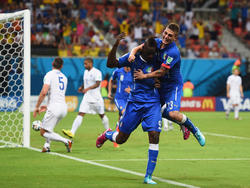 Mario Balotelli viert de 2-1 tijdens Engeland - Italië. (15-6-2014)