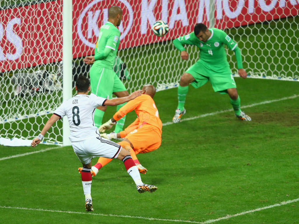 Mesut Özil erzielt das 2:0 für Deutschland gegen Algerien