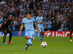 Nach nur wenigen Minuten verwandelt Kun Agüero von Manchester City im Champions-League-Gruppenspiel gegen die AS Roma einen Strafstoß sicher. (30.9.2014)