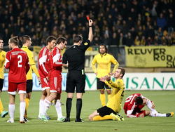 Roda JC-middenvelder Wiljan Pluim (zittend) krijgt de rode kaart gepresenteerd van arbiter Jochem Kamphuis, terwijl de neergehaalde Norair Aslanyan-Mamedov (r.) langzaam opkrabbelt. (21-11-2014)