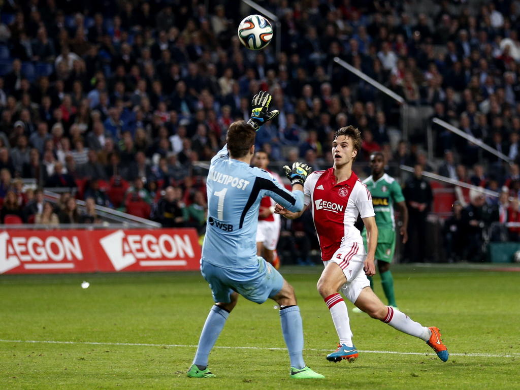 Joël Veltman (m.) laat voetballen heel simpel lijken tijdens Ajax - FC Dordrecht. De verdediger stift de bal over Filip Kurto (l.) heen en tekent zo voor de 3-0. (01-11-2014)