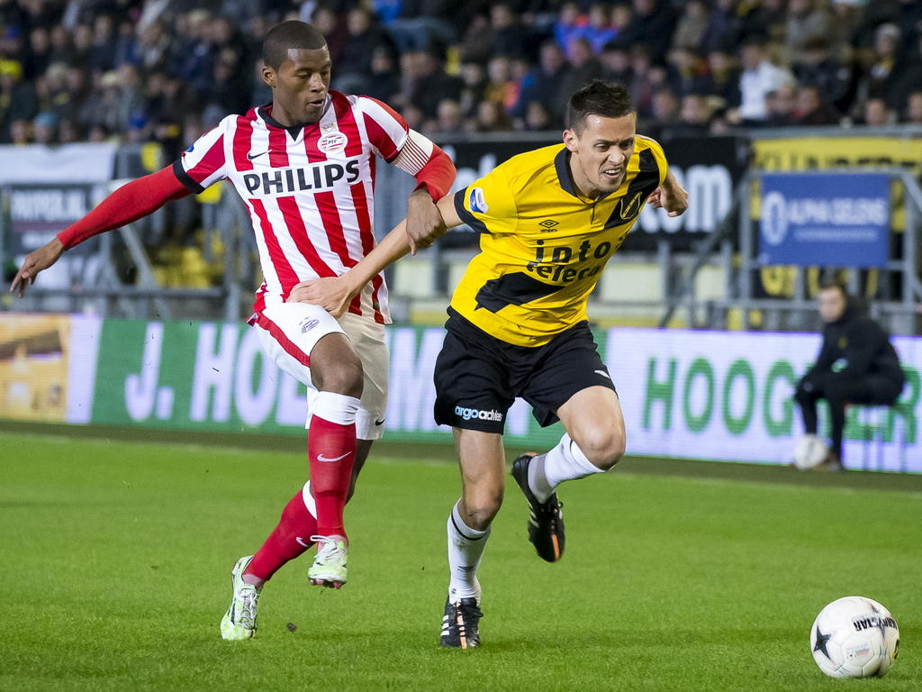 Georginio Wijnaldum (l.) loopt tijdens NAC Breda - PSV achter op Uroš Matić, maar de middenvelder van PSV probeert dit te corrigeren door Matić aan de arm te pakken. (03-02-2015) Georginio Wijnaldum (l.) loopt tijdens NAC Breda - PSV achter op Uroš Matić, maar de middenvelder van PSV probeert dit te corrigeren door Matić aan de arm te pakken. (03-02-2015)