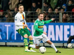 Ricky van Haaren (r.) ontsnapt aan de aandacht van Timothy Derijck (l.) tijdens FC Dordrecht - ADO Den Haag. (07-02-2015)