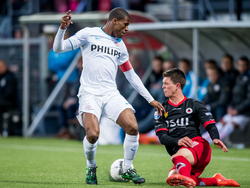 Georginio Wijnaldum (l.) verliest de bal aan Bas Kuipers (r.) tijdens Excelsior - PSV Eindhoven. (25-04-2015)