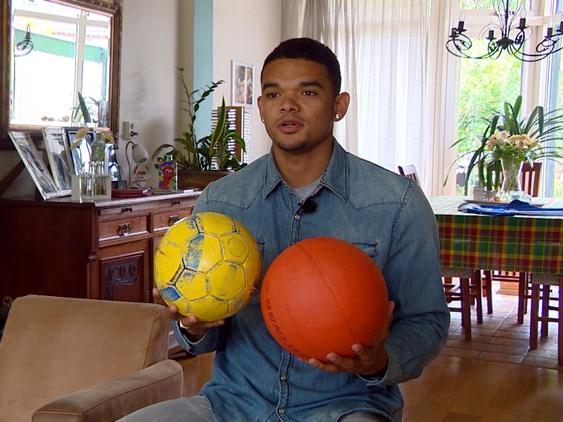 Kadeem Pantophlet met de twee ballen die zijn leven beïnvloedden. Bron foto: Omroep Brabant
